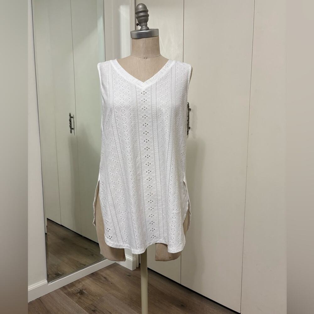 Xieerduo Women's White Sleeveless Eyelet V-Neck Casual Top Medium